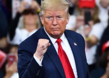 Ví tiền điện tử của Donald Trump bất ngờ chuyển 2,4 triệu USD sang Coinbase